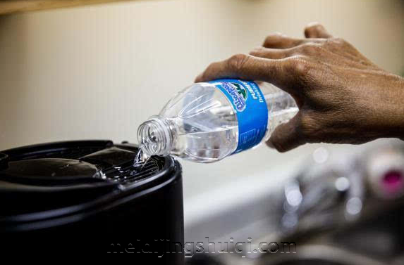 美国“汽车城”深陷饮水危机 公务员竟偷用净水器
