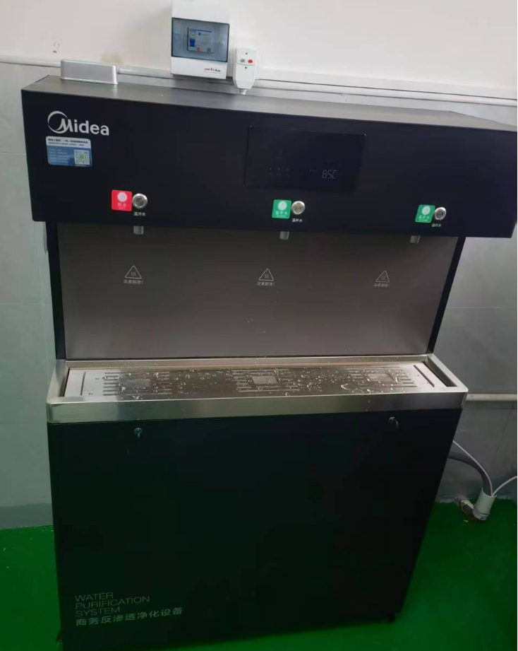 深圳市博坦智能有限公司宝安分公司安装2台美的商用净水XRO1401M-HR 